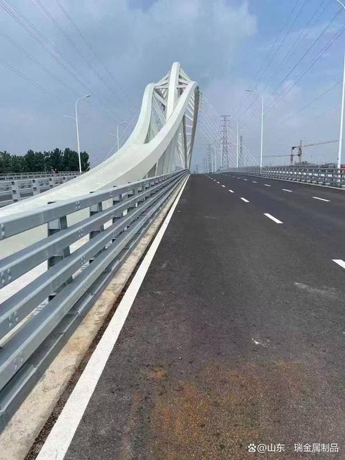 道路护栏立柱加工厂 护栏立柱的生产工艺与质量控制