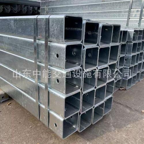 波形护栏立柱全解析 方管型、圆形立柱与热镀锌喷塑工艺在高速公路防撞中的应用